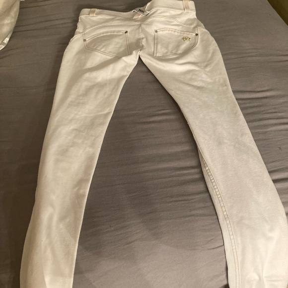 Distressed white Freddy’s x small - Picture 4 of 4